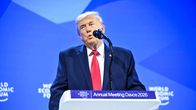 Donald Trump puhuu talousfoorumin lavalla.