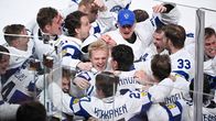 Suomen jääkiekkojoukkue juhlii voittoa kaukalossa.