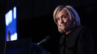 Hillary Clinton katsoo kameraan puhujankorokkeella.