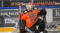 HPK:n maalivahti Anni Keisala maalitolppien välissä kaukalossa.