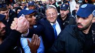Itamar Ben-Gvir tervehtii kannattajiaan.