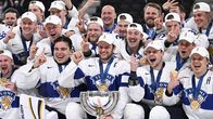 Finlands herrlandslag firar i omklädningsrummet efter VM-guldet i ishockey 2026.