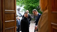 stlands premiärminister Kristen Michal välkomnar Ukrainas president Volodymyr Zelenskyj till Tallinn.