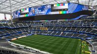 Los Angelesin stadion, jossa Fifan logo jättimäisellä näytöllä stadionin katossa.