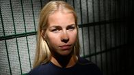 Alisa Vainio tittar in i kameran.