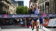 Maratonlöparen Alisa Vainio korsar mållinjen vid EM.