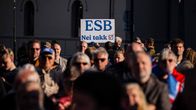 Joukko ihmisiä seisoo ulkona, keskellä kyltti, jossa lukee "ESB Nei takk" ja punainen ruksi.