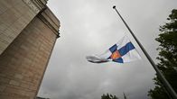 Suomen lippu puolitangossa.