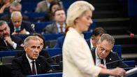 Europarlamentin salissa henkilö puhuu puhujakorokkeella, taustalla istuu useita kuulijoita riveissä.
