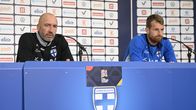 Jacob Friis ja Lukas Hradecky Huuhkajien kansainvälisessä tiedotustilaisuudessa Helsingin olympiastadionilla 28. syyskuuta 2026.