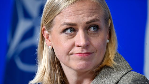 Ulkoministeri Elina Valtonen lähikuvassa.