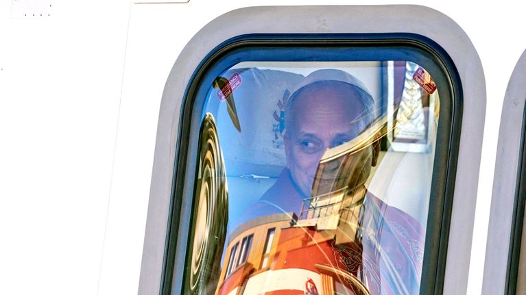Paavi katsoo ulos helikopterin ikkunasta.