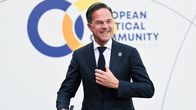 Mark Rutte saapumassa  Euroopan poliittisen yhteisön kokoukseen Jerevanissa Armeniassa.