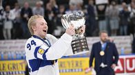 Konsta Helenius nostaa MM-maljaa.