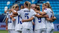 Finlands fotbollsdamer firar ett mål borta mot Slovakien i VM-kvalet 2026.