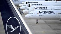 Lufthansan lentokoneita lentokentällä rivissä.
