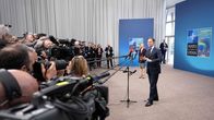 Mark Rutte puhuu median edustajille.