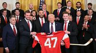 Aleksander Barkov ger tröja till Donald Trump.