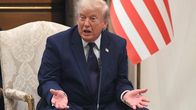 Presidentti Donald Trump puhuu medialle.