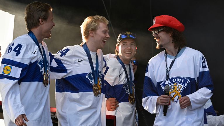 Team Finlandin jääkiekkoilijat Mikael Granlund (vas.), Konsta Helenius ja Justus Annunen laulaja Samuelin kanssa. 