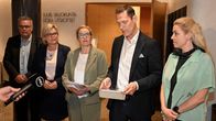 Eduskunnan suuren valiokunnan puheenjohtaja Sinuhe Wallinheimo (toinen oik.), valiokunnan varajäsen Anders Norrback (vasemmalla), valiokunnan jäsen Sari Tanus, varapuheenjohtaja Miapetra Kumpula-Natri ja valiokunnan jäsen Mai Kivelä tapasivat  mediaa valiokunnan kokouksen jälkeen Helsingissä 12. kesäkuuta 2026.