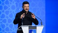 Presidentti Volodymyr Zelenskyi puhujanpöntössä.