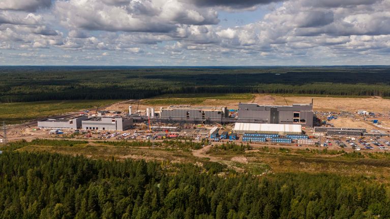 Kotkan akkumateriaalitehtaan rakennustyömää Ristinkalliolla.