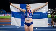 Wilma Heltelä med Finlands flagga.