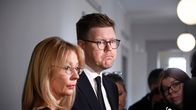 Antti LIndtman ja Tytti Tuppurainen seisovat median edustajien edessä eduskunnassa.
