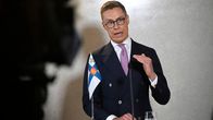 Alexander Stubb håller pressträff och gestikulerar med ena handen.