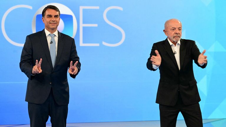 Bolsonaro ja Lula seisovat lavalla.