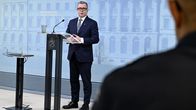Petteri Orpo puhuu tiedotustilaisuudessa valtioneuvoston lehdistöhuoneessa.