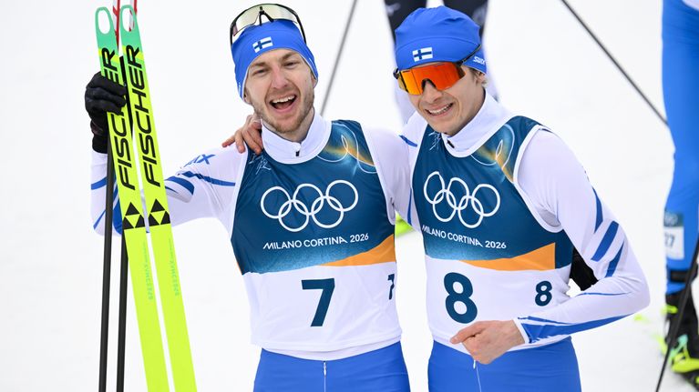 Ilkka Herola ja Eero Hirvonen iloisena olympialaisissa. Hirvosen käsi on Herolan olalla.
