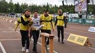 Jukolan viestin joukkue saapuu voittajana maaliin.