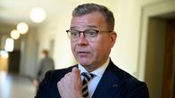 Petteri Orpo står i en korridor med bekymrad uppsyn.