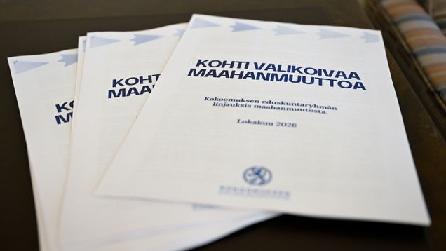  ”Kohti valikoivaa maahanmuuttoa” -nimistä Kokoomuksen eduskuntaryhmän raporttia pöydällä.