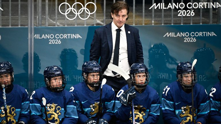 Tero Lehterä Suomen vaihtopenkin takana.