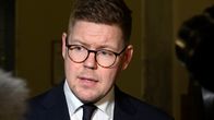 Antti Lindtman talar i närbild.