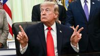 Donald Trump med röd slips.