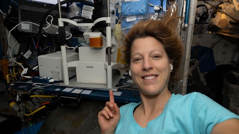 Ranskalainen astronautti Sophie Adenot leijailee Kansainvälisellä avaruusasemalla.