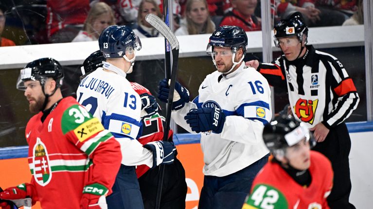 Jesse Puljujärvi ja Aleksander Barkov juhlivat Leijonien maalia Unkaria vastaan.