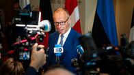 Friedrich Merz puhumassa medialle kameroisen ja mikkien edessä.