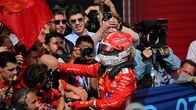 Charles Leclerc ja Ferrarin tiimi Britannian GP:n jälkeen.