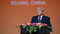 Yhdysvaltain presidentti Donald Trump seisoo puhujanpöntön takana.