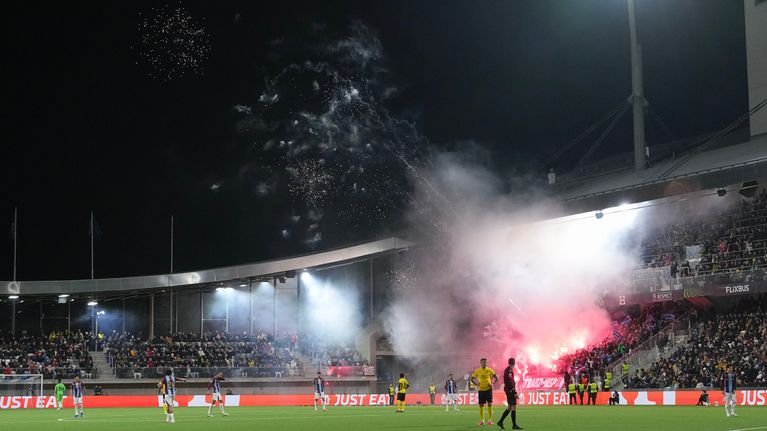 KuPSin ottelussa  Trabzonsporin fanit ampuivat ilotulitteita.