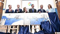 Haminan kaupunginjohtaja Ilari Soosalu,  Kajaanin vt. kaupunginjohtaja Joni Partanen, Vaalan kaupunginjohtaja Mia Kärkkäinen, Muhoksen kunnanjohtaja Kimmo Hinno, pääministeri Petteri Orpo ja  Googlen globaali investointijohtaja Ruth Porat hakukone- ja ohjelmistöyhtiö Googlen mediatilaisuudessa Helsingissä.