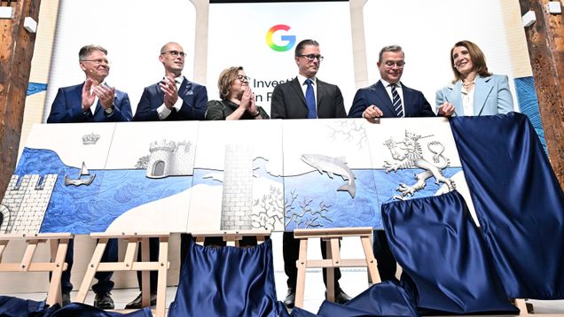 Haminan kaupunginjohtaja Ilari Soosalu,  Kajaanin vt. kaupunginjohtaja Joni Partanen, Vaalan kaupunginjohtaja Mia Kärkkäinen, Muhoksen kunnanjohtaja Kimmo Hinno, pääministeri Petteri Orpo ja  Googlen globaali investointijohtaja Ruth Porat hakukone- ja ohjelmistöyhtiö Googlen mediatilaisuudessa Helsingissä.