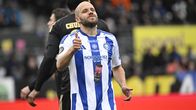 Teemu Pukki näyttää peukkua HJK:n kauden avausottelussa.