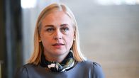 Elina Valtonen kuvattuna edestä.