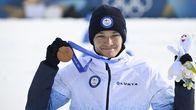 Eero Hirvonen poseeraa mitalin kanssa.